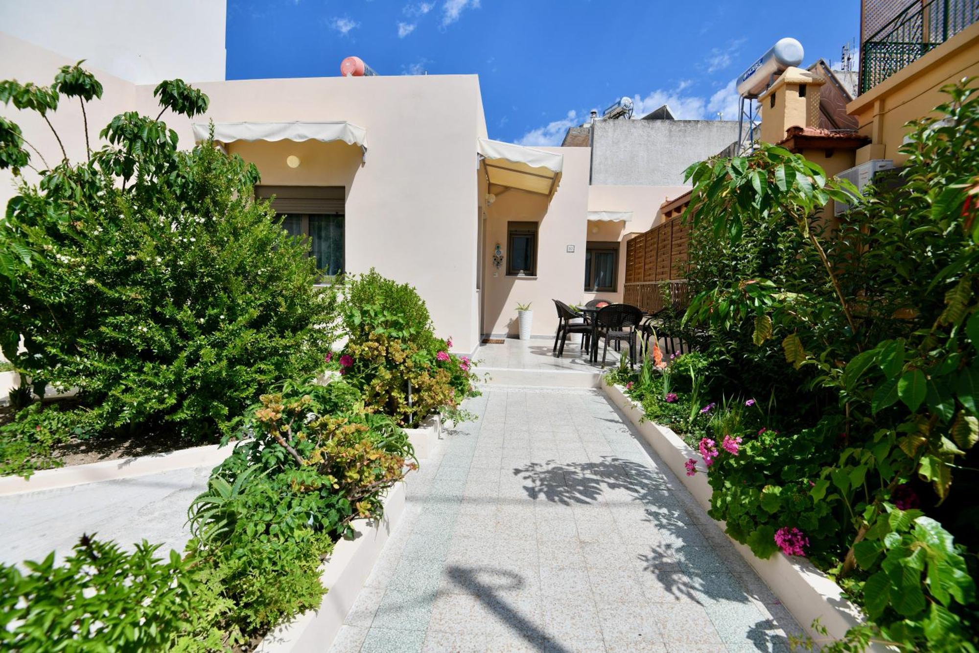 Elli's Private House יאליסוס